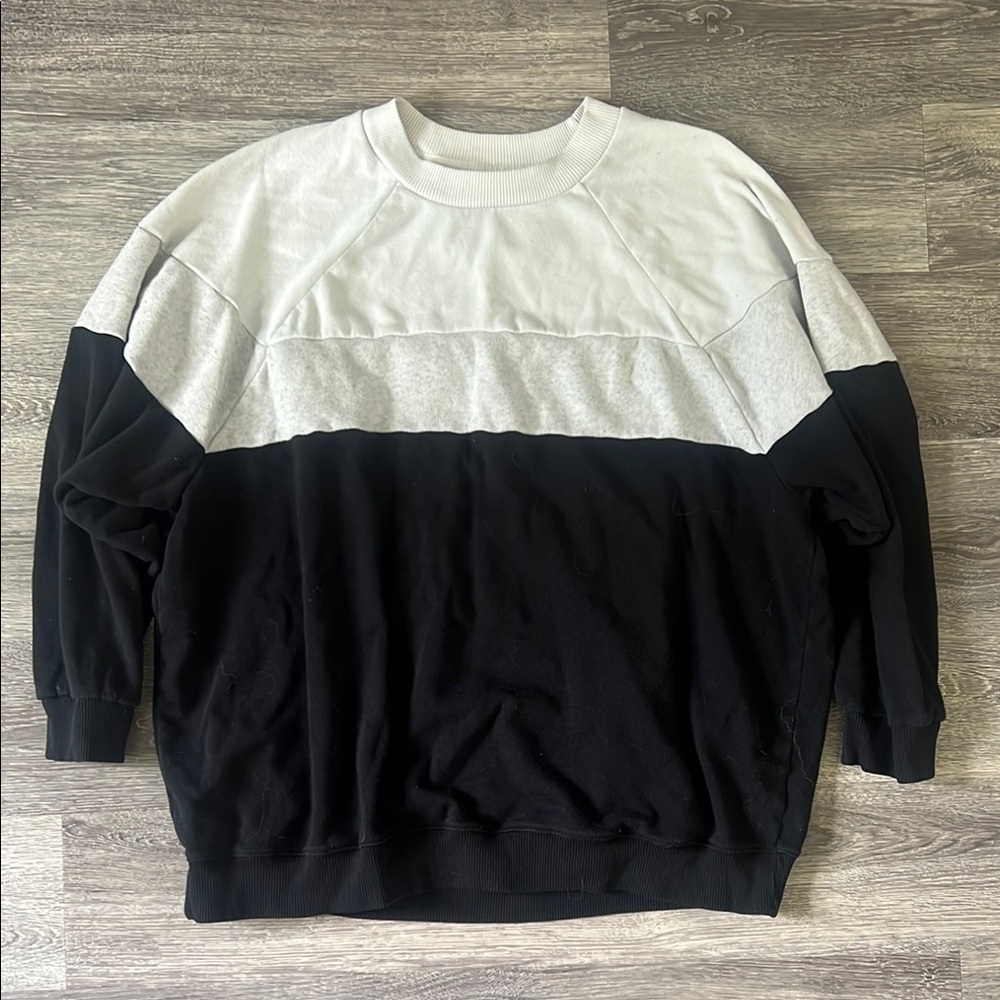 American Eagle Outfitters Black and White Crewneck Sweater